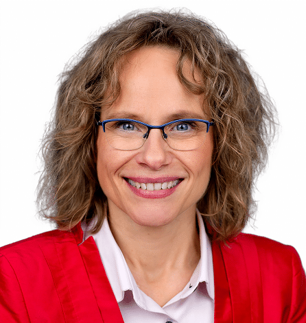 Andrea Herrmannsfeldt wird von ihrer Assistentin im Hintergrund unterstützt.
